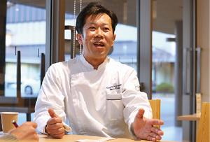新妻シェフインタビューの様子