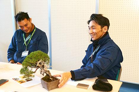 「小さくても盆栽は意外とタフなんです」と中村さん