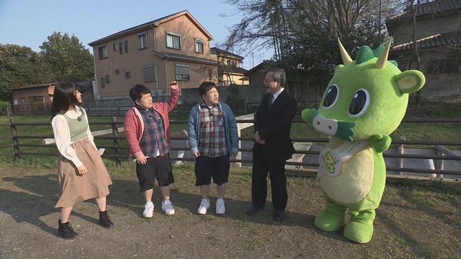 見沼田んぼの歴史を教わる出演者の写真
