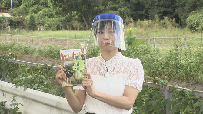 冊子「トレトリ」を持つ出演者の写真