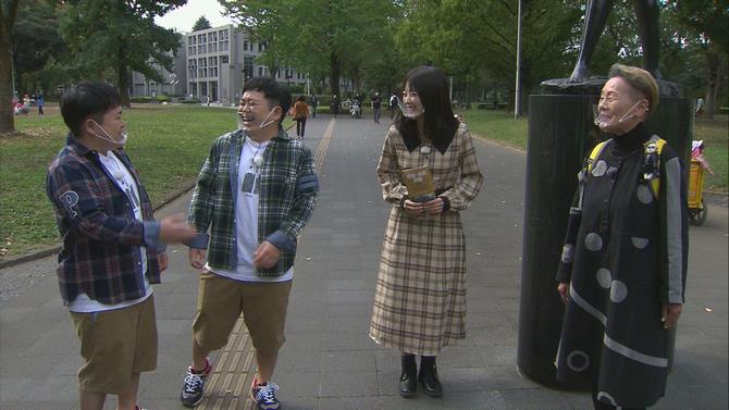 ガイドさんと出演者が話す写真