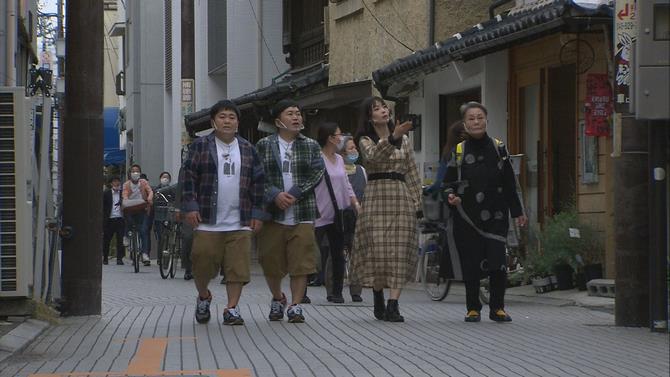 裏門通りを歩く出演者の写真
