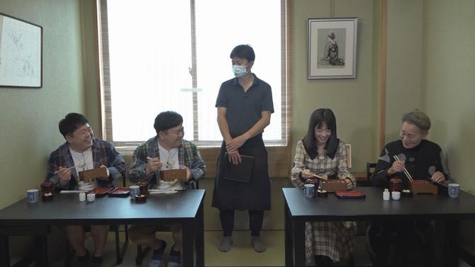 うなぎの説明を聞く出演者の写真