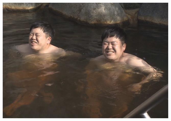 清河寺温泉に入る出演者の写真