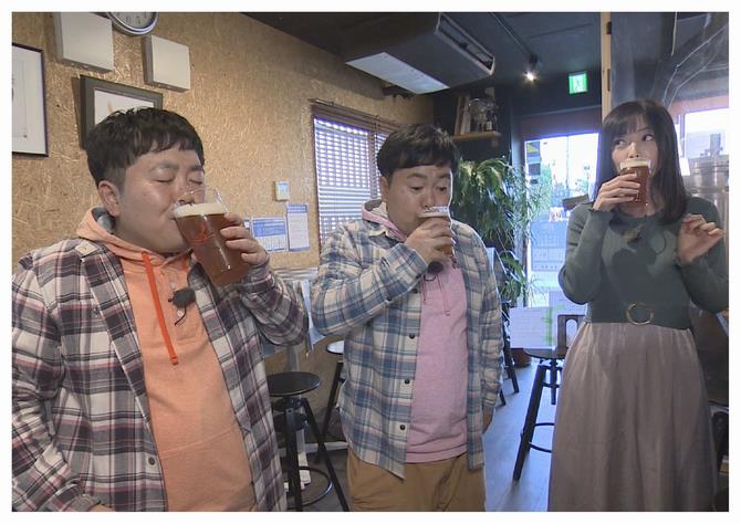 クラフトビールを試飲する出演者の写真