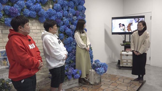 レストラン兼写真スタジオコンフェッティを取材する出演者の写真