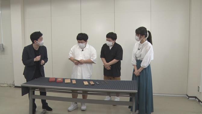 漆刷毛師へのインタビューシーンの写真