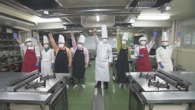 国際学院埼玉短期大学の学生と紅赤を使った料理に挑戦