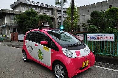 青色防犯パトロール使用車両の写真