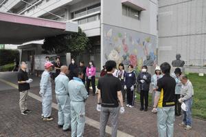 庁舎バラ剪定1