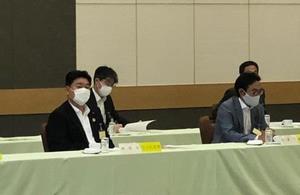 会議に出席した渋谷議長