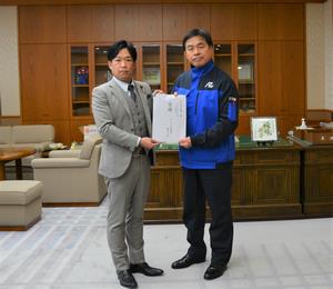 馳知事に目録を贈呈しました