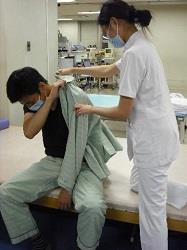 作業療法士による更衣動作練習