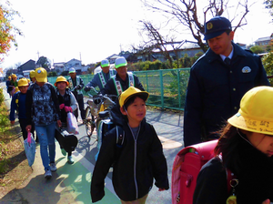 川通小　警察官と地域のボランティア