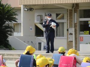 岩槻小 警察官より下校時の注意点についてお話