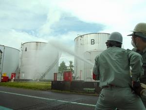 自衛消防隊が屋外消火栓にて放水
