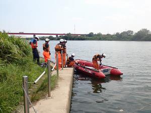 荒川への浮艇状況