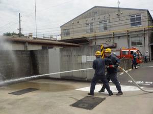 自衛消防隊による放水