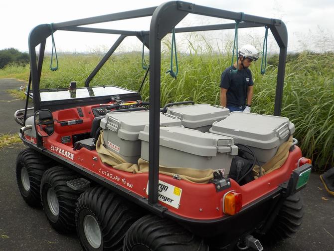 水陸両用車に潜水資機材を積載した状況