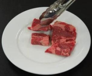 生の肉をとるとき