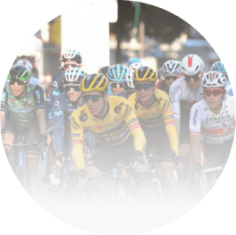 ロードレース中、ヘルメットとサングラスを着用した多くの自転車選手が集団で走行している様子