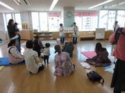 絵本の読み聞かせの様子