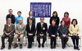 区長を中心に民生委員と児童委員が写っている写真