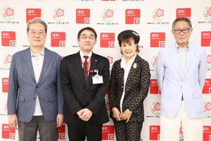 浦和区自治会連合会の藤枝会長、石井副会長、秦野副会長と区長が横に並んでいる写真