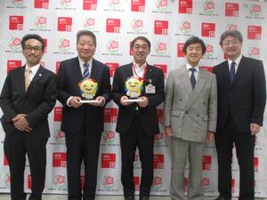 浦和区選挙管理委員会の玉井委員長、池本委員、石戸谷委員、小林委員と区長が横に並んでいる写真