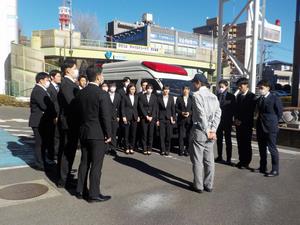 職員の説明を熱心に聞く学生