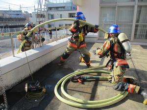 充水ホース引き込み